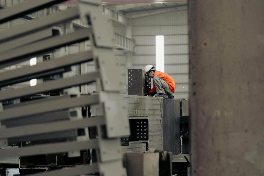 Trabajador en un entorno industrial, enfocado en ajustar o inspeccionar equipo mientras lleva puesto equipo de protección personal. La imagen captura la importancia de la seguridad en el lugar de trabajo, especialmente para aquellos que trabajan en condiciones aisladas o peligrosas. Trabajador en un entorno industrial, enfocado en ajustar o inspeccionar equipo mientras lleva puesto equipo de protección personal. La imagen captura la importancia de la seguridad en el lugar de trabajo, especialmente para aquellos que trabajan en condiciones aisladas o peligrosas.